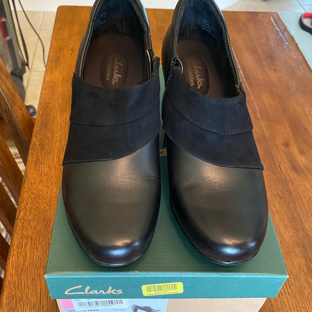 NWT Clarks Bendables Leather Booties Black 8.5